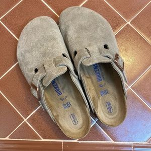 Worn twice! Birkenstock Boston shoes in Taupe Suede